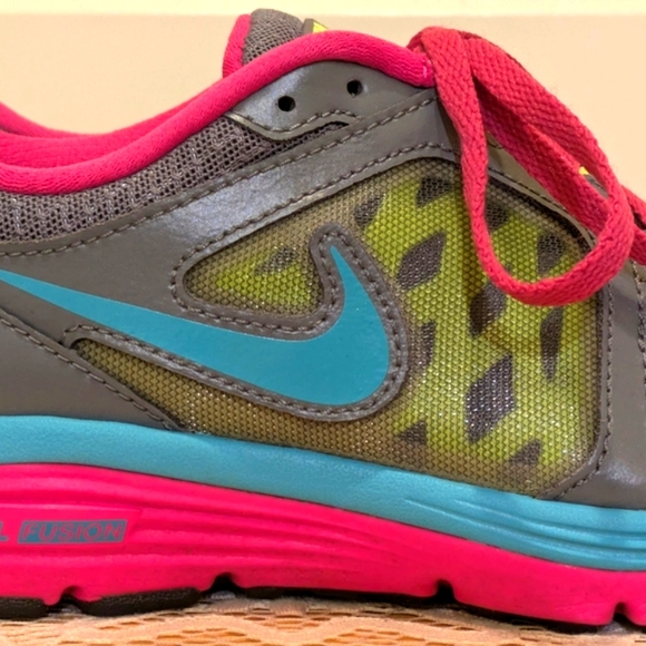 EUC Nike 8.5 Women's Dual Fusion Run Grey and Neon Sneakers - Picture 11 of 12